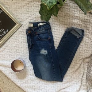 Highwaisted distressed skinny jeans